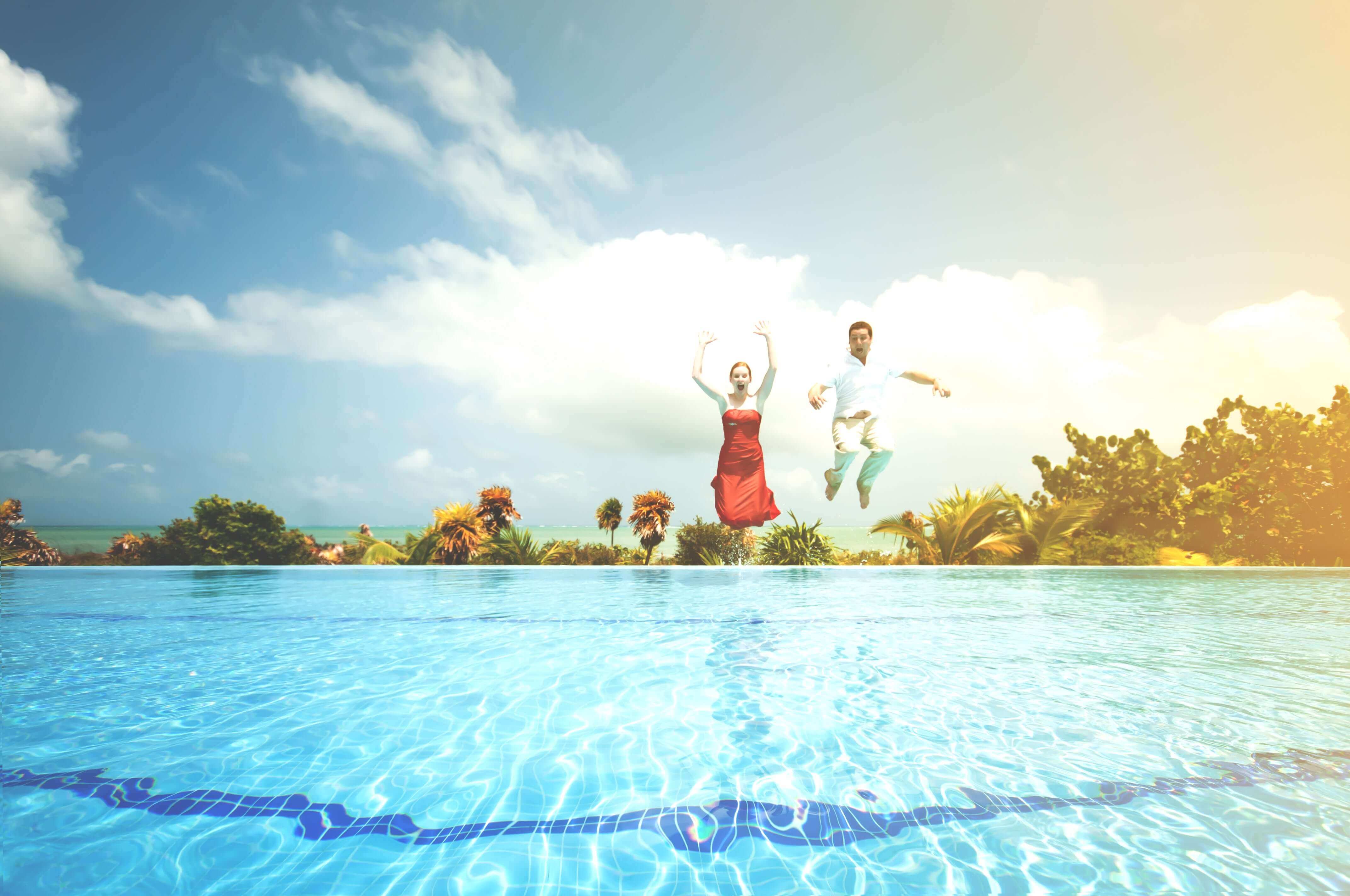 Un couple qui saute dans une piscine