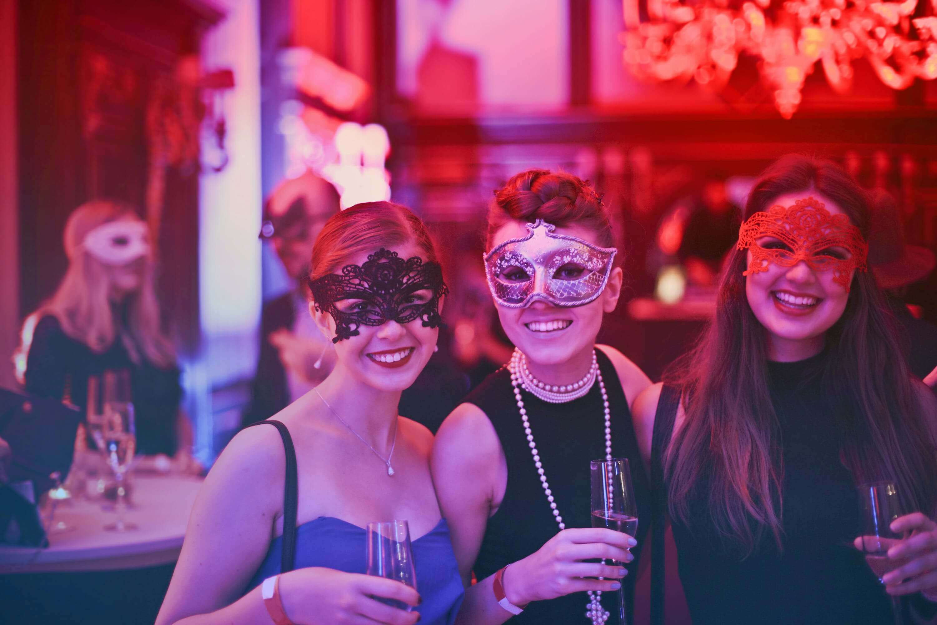 Un groupe de femme pendant une soirée déguisée