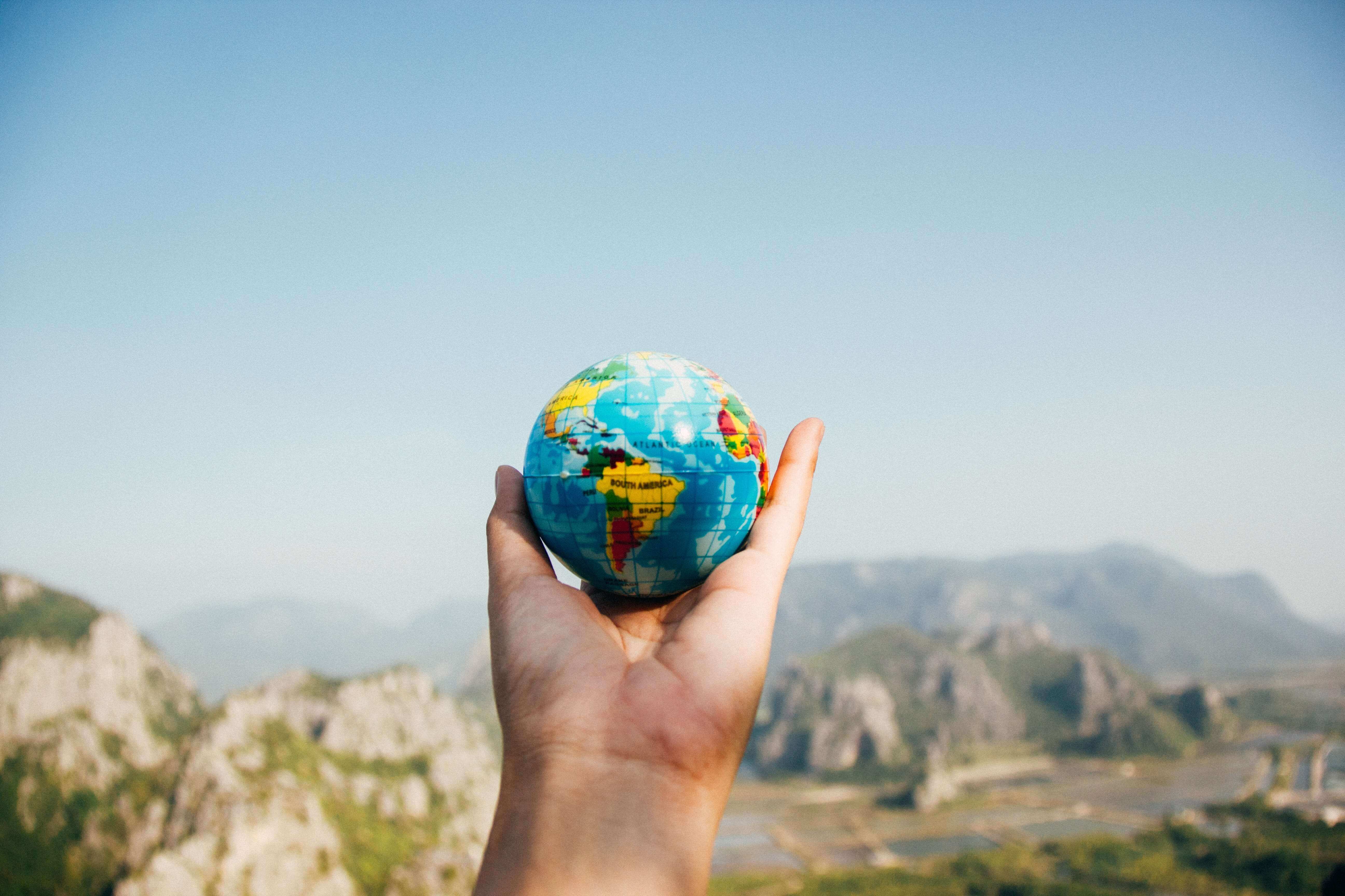 Petite balle avec l'image de La Terre dans une main
