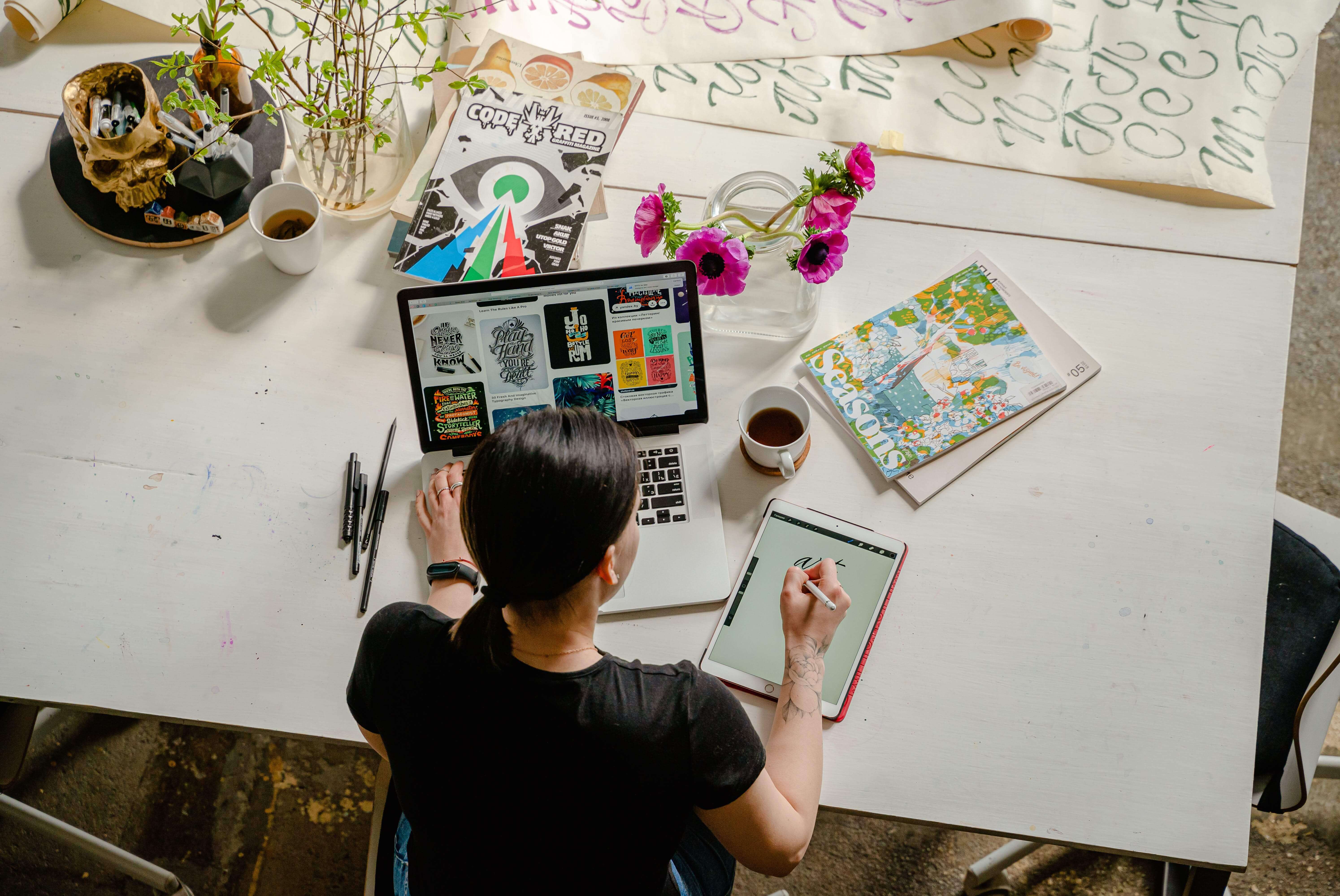 Femme travaillant sur son bureau
